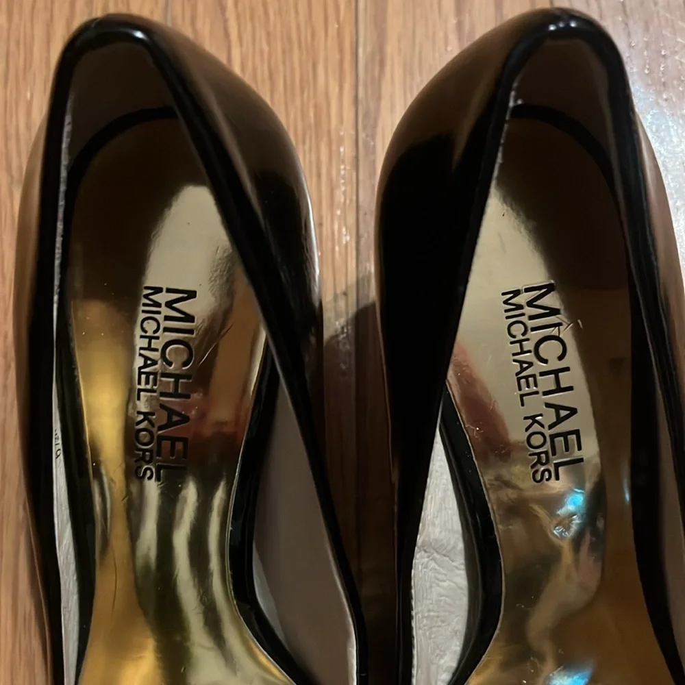 Michael Kor Black Logo Shoes 2.5 inch heel rounded toe - Picture 4 of 15